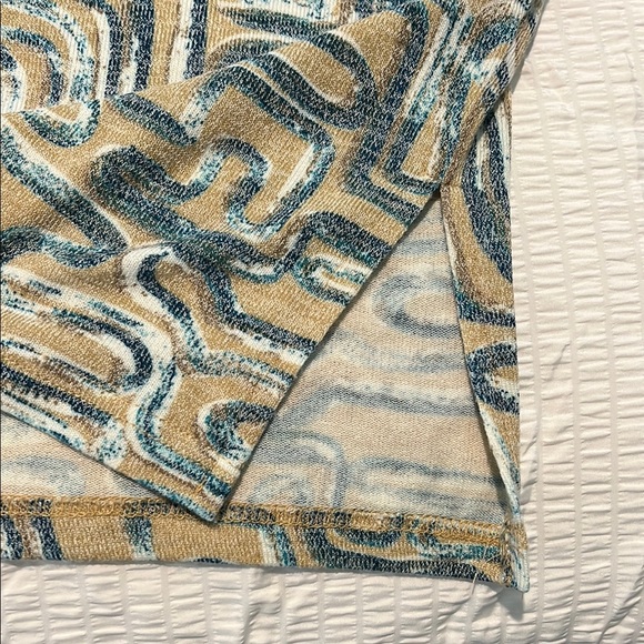 Abstract Patterned Women's Top - Picture 8 of 8